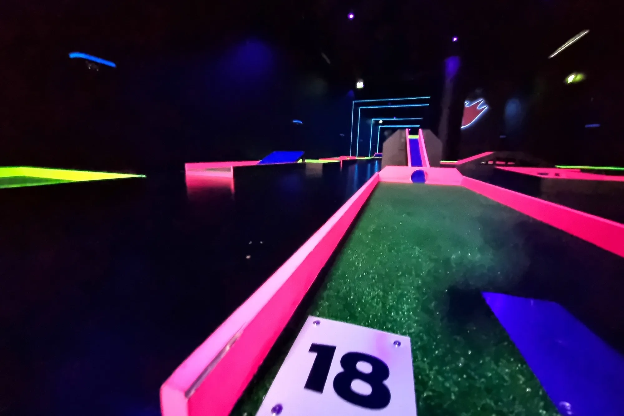 Hohtava minigolfväylä Hohtogolf REDIssä