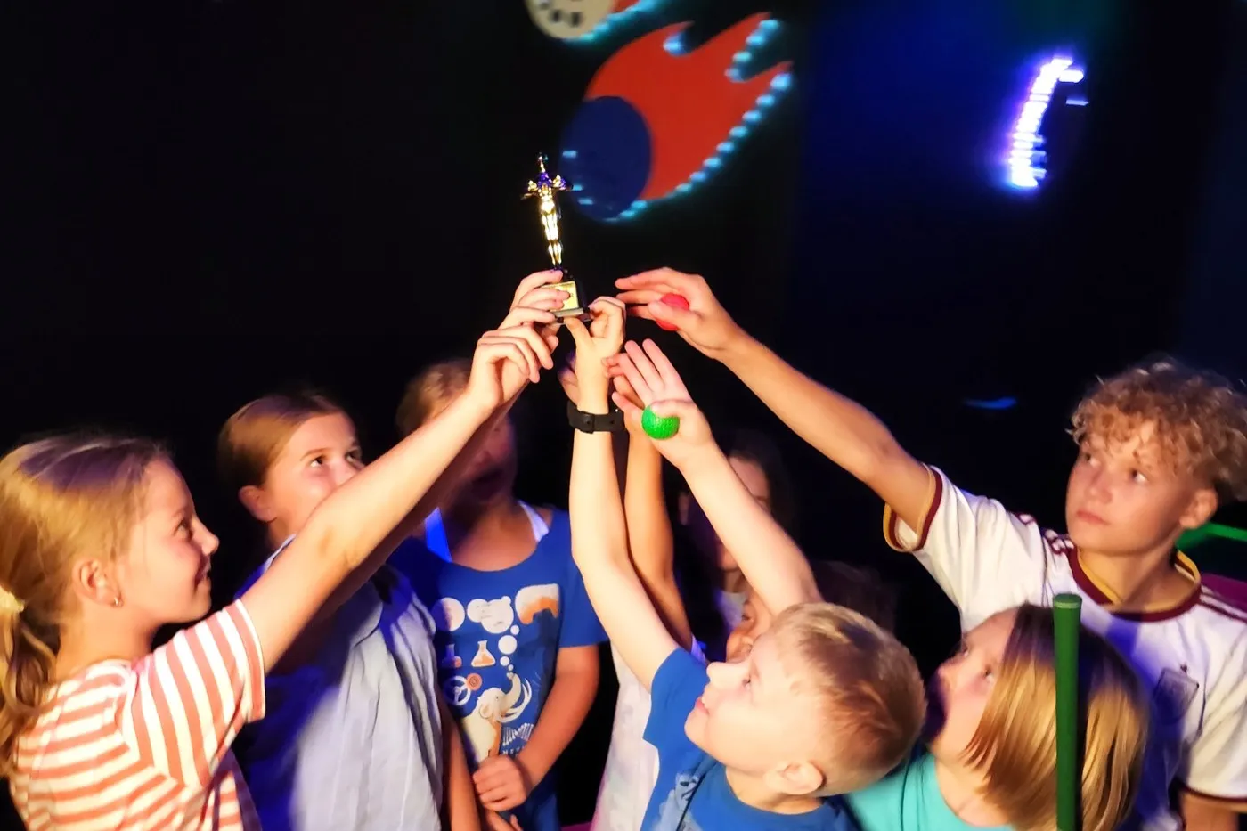 Synttärilapset nostavat pokaalin ja mailat ilmaan Hohtogolfilla