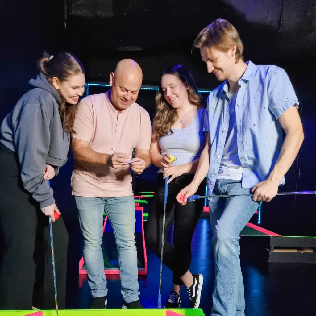 HG-12 - Hohtogolf Kaikille sopiva tuttu laji huikeassa ympäristössä saa unohtamaan arjen harmauden. Tehostevalot ja huippuluokan äänentoisto pitävät huomion pelissä.