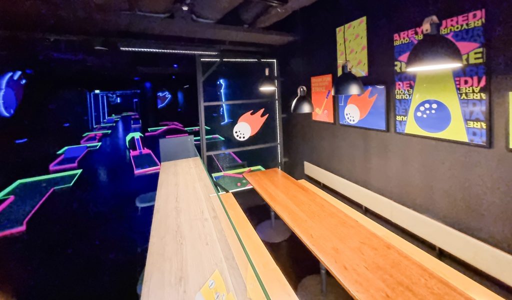 HG-13 Hohtogolf Redin täysimittainen 18 reiän minigolf-kenttä pitää otteessaan alusta loppuun. Tule kokemaan kaikille sopivat radat ja uskomaton teemoitettu ympäristö, jossa valot ja äänet saavat unohtamaan arjen harmauden.